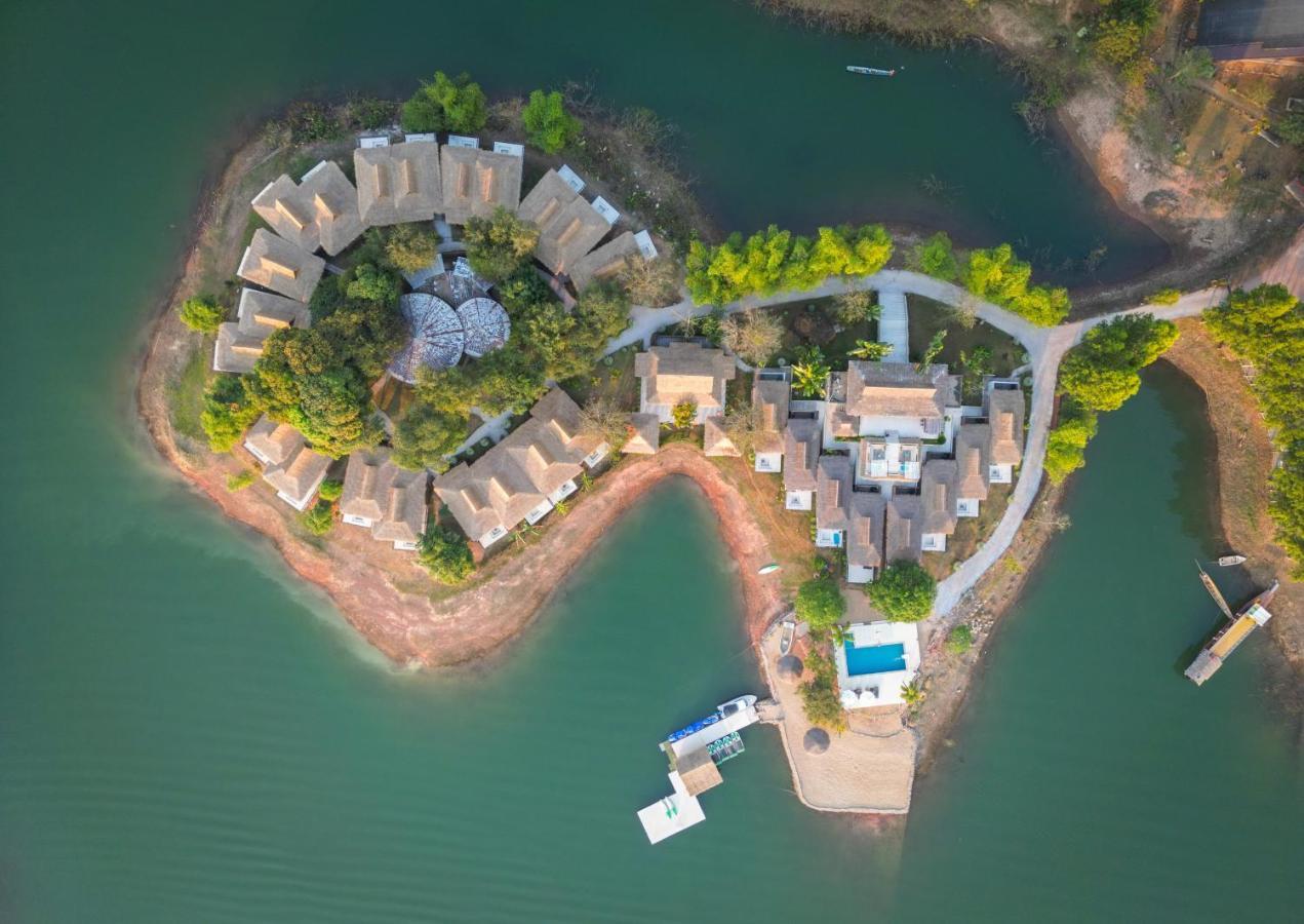 The Sanctuary Nam Ngum Beach Resort Vang Vieng Bagian luar foto